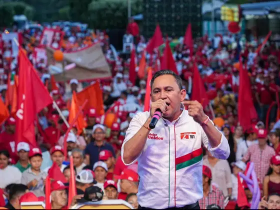 Germán Rozo se dirige a una plaza llena de simpatizantes con banderas