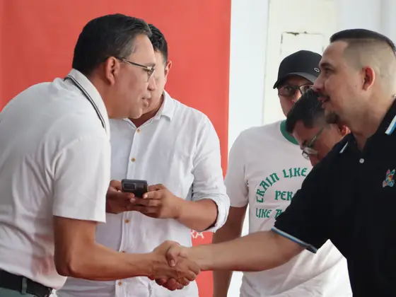 Saludo con líderes durante una jornada de trabajo
