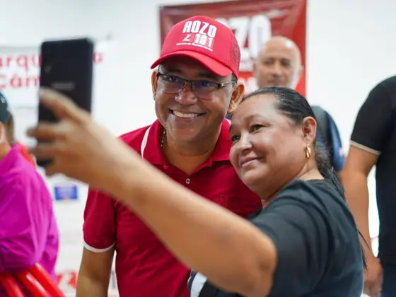 Una ciudadana se toma una foto con el Representante