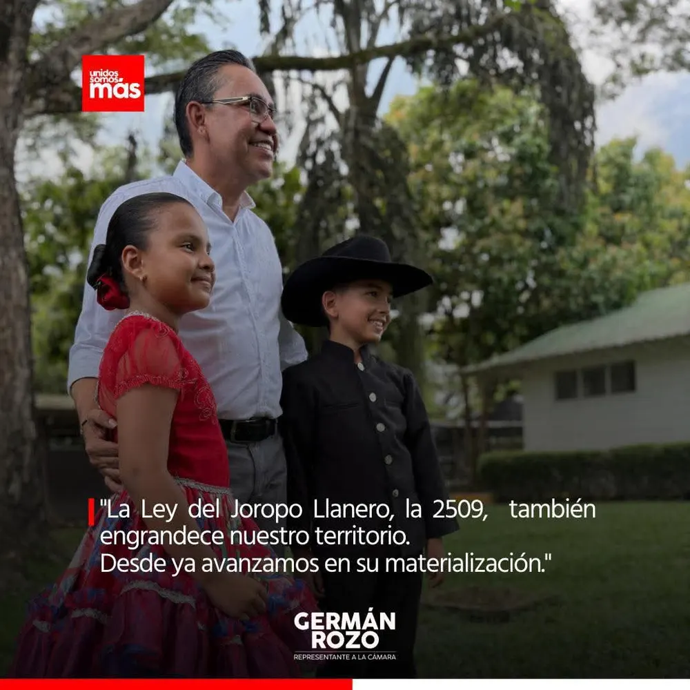 Dos niños con trajes tradicionales llaneros junto al Representante Germán Rozo, en la pieza sobre la Ley del Joropo Llanero