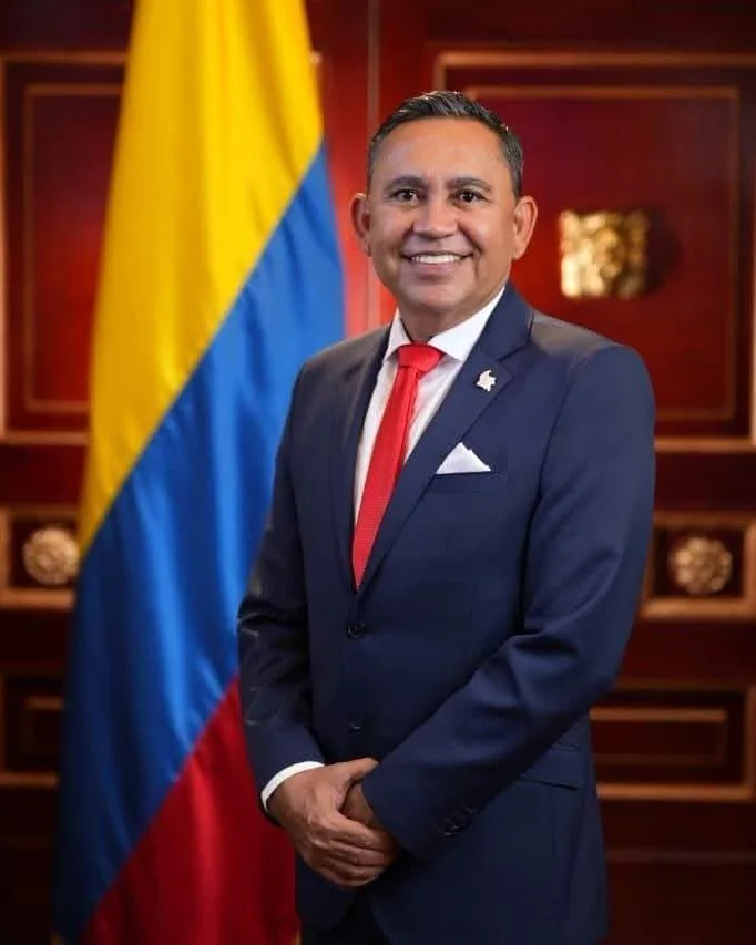 Retrato oficial del Representante a la Cámara Germán Rogelio Rozo Aníz junto a la bandera de Colombia