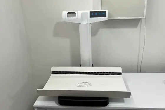 Equipo biomédico nuevo instalado en uno de los centros de salud