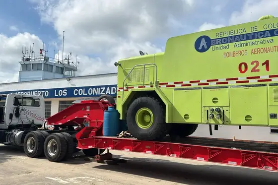 La máquina de bomberos aeronáuticos llega al aeropuerto Los Colonizadores de Saravena