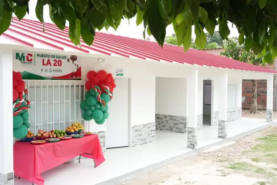 Fachada del Puesto de Salud Distrito 4 decorada para la entrega