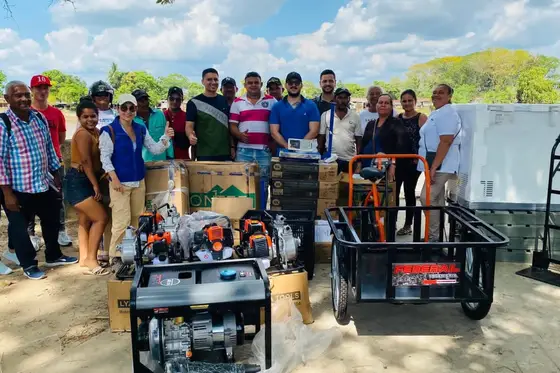 Pescadores y comunidad reunidos a orillas del río durante la entrega