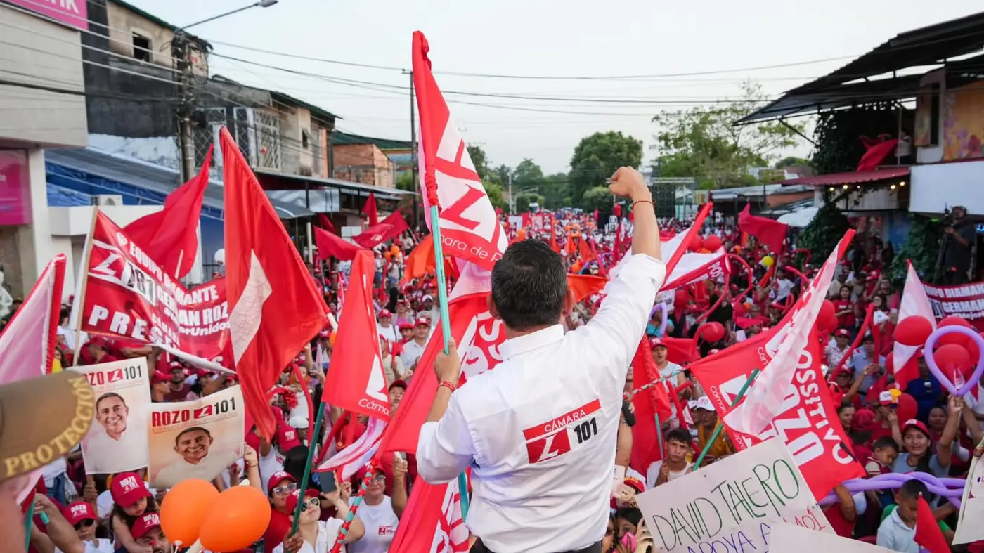 Germán Rozo saluda a una multitud de simpatizantes con banderas rojas en Arauca