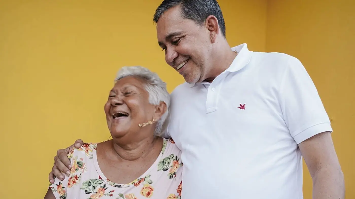 Germán Rozo abraza sonriente a una señora de la comunidad araucana