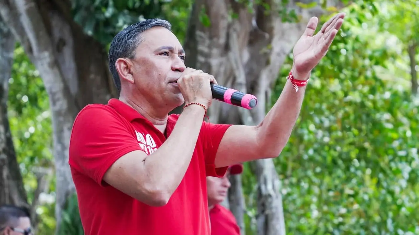 Germán Rozo se dirige con micrófono a la comunidad al aire libre