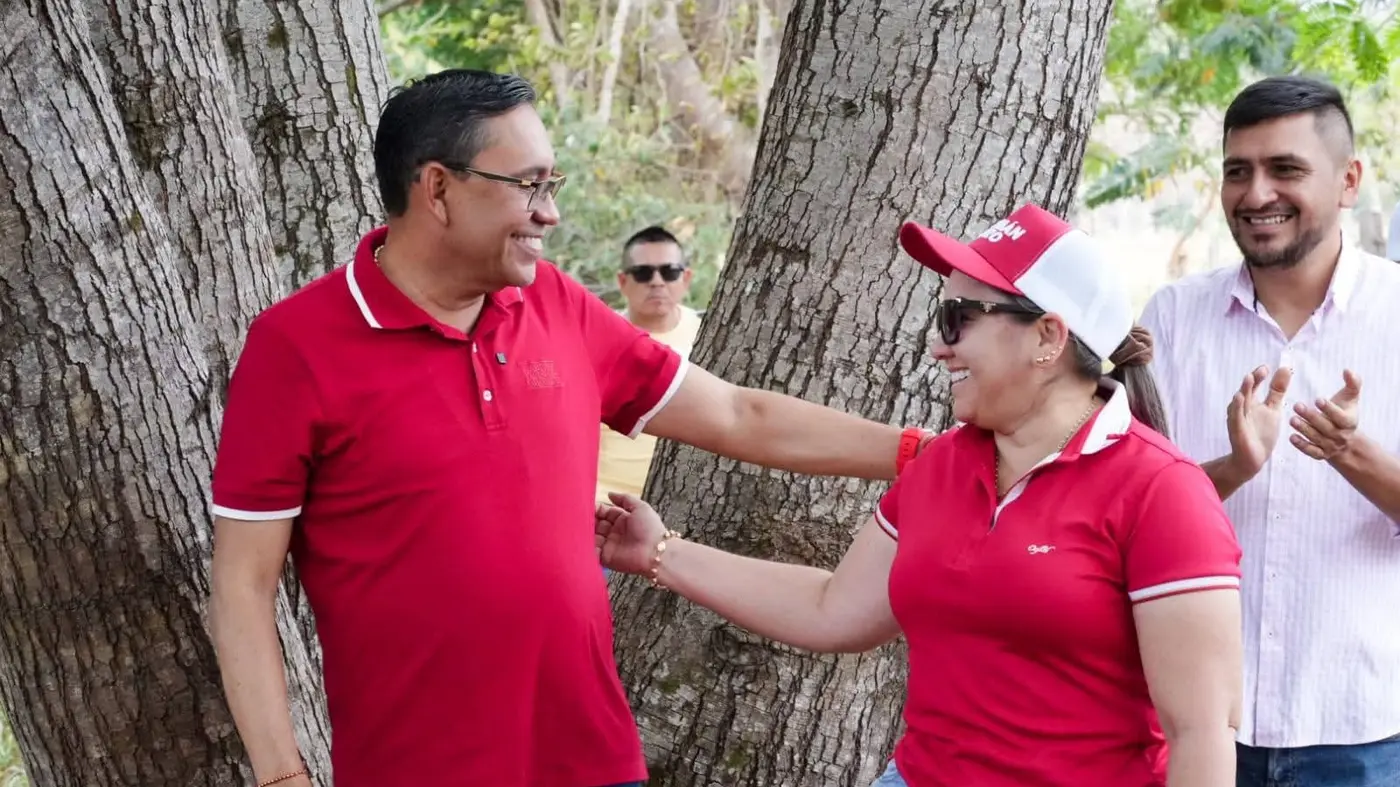Germán Rozo comparte con integrantes de la comunidad en una zona rural de Arauca
