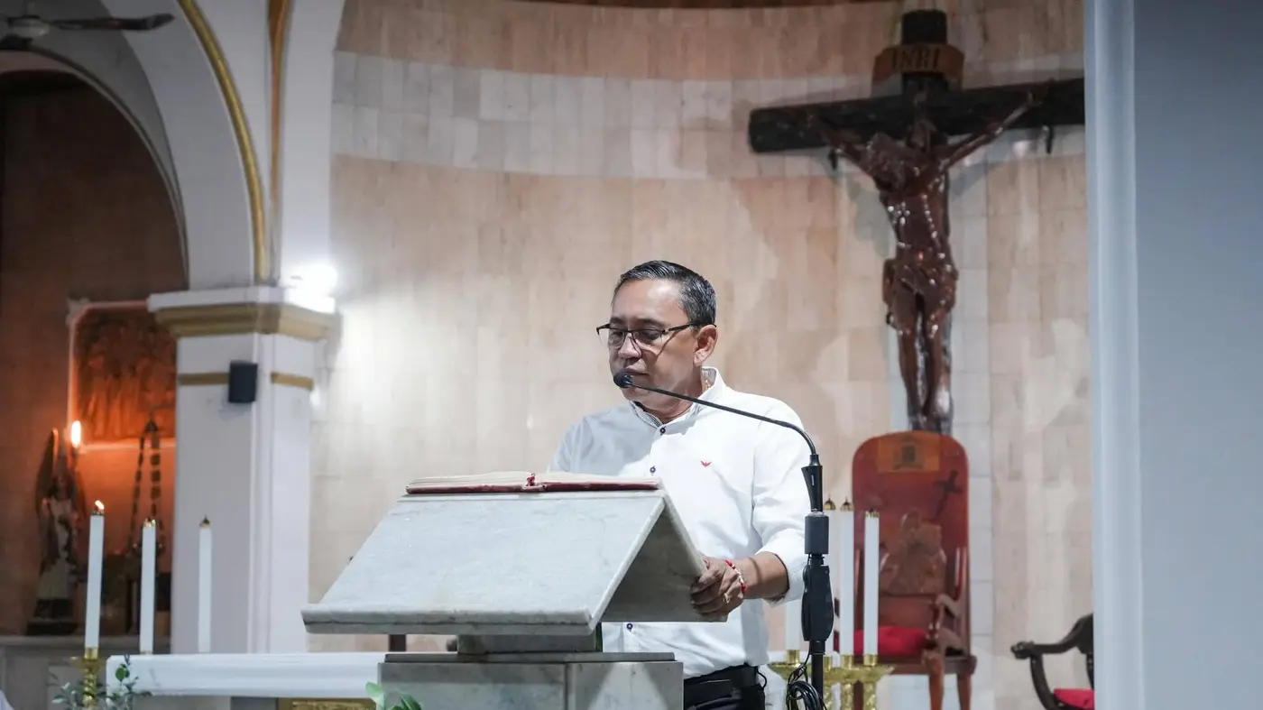 Germán Rozo interviene ante la comunidad reunida en una iglesia de Arauca