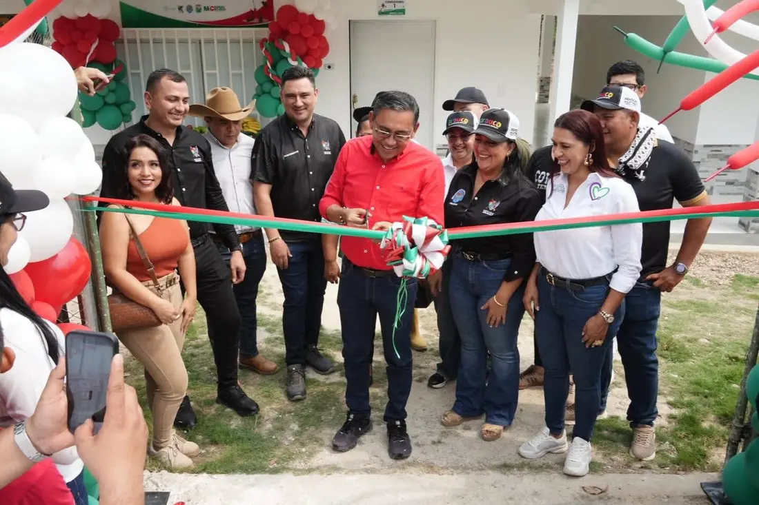Corte de cinta en la entrega del Puesto de Salud Distrito 4 en Fortul